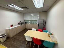 Palais Renaissance (D9), Office #632373401